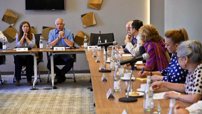 Josep Borrell (al fondo) durante un encuentro en Cuba.