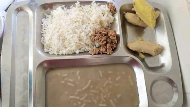 Imagen ilustrativa de un almuerzo en un centro educativo cubano.