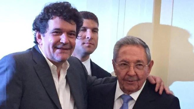 El vocero del régimen cubano Edmundo García junto a Raúl Castro.