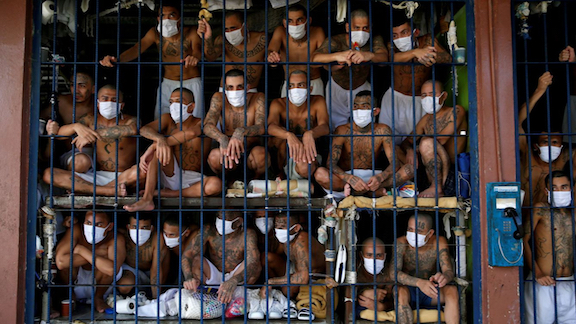 Integrantes de pandillas salvadoreñas en prisión.