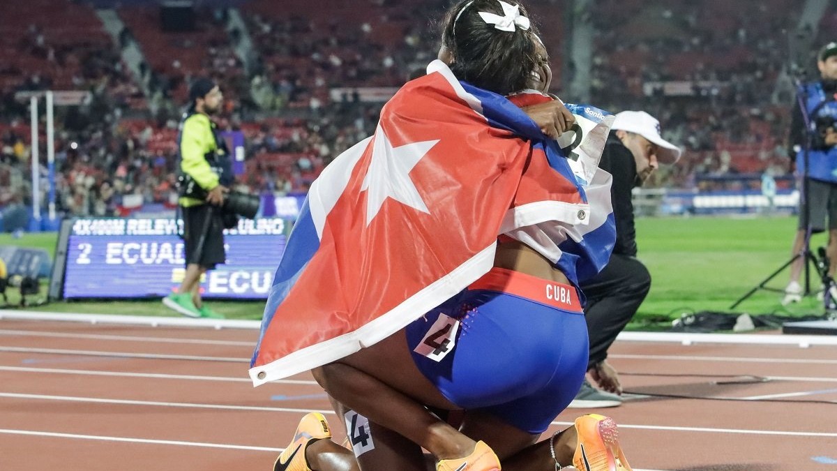 Dos de las corredoras cubanas que se coronaron en el 4x400 el sábado en Chile.