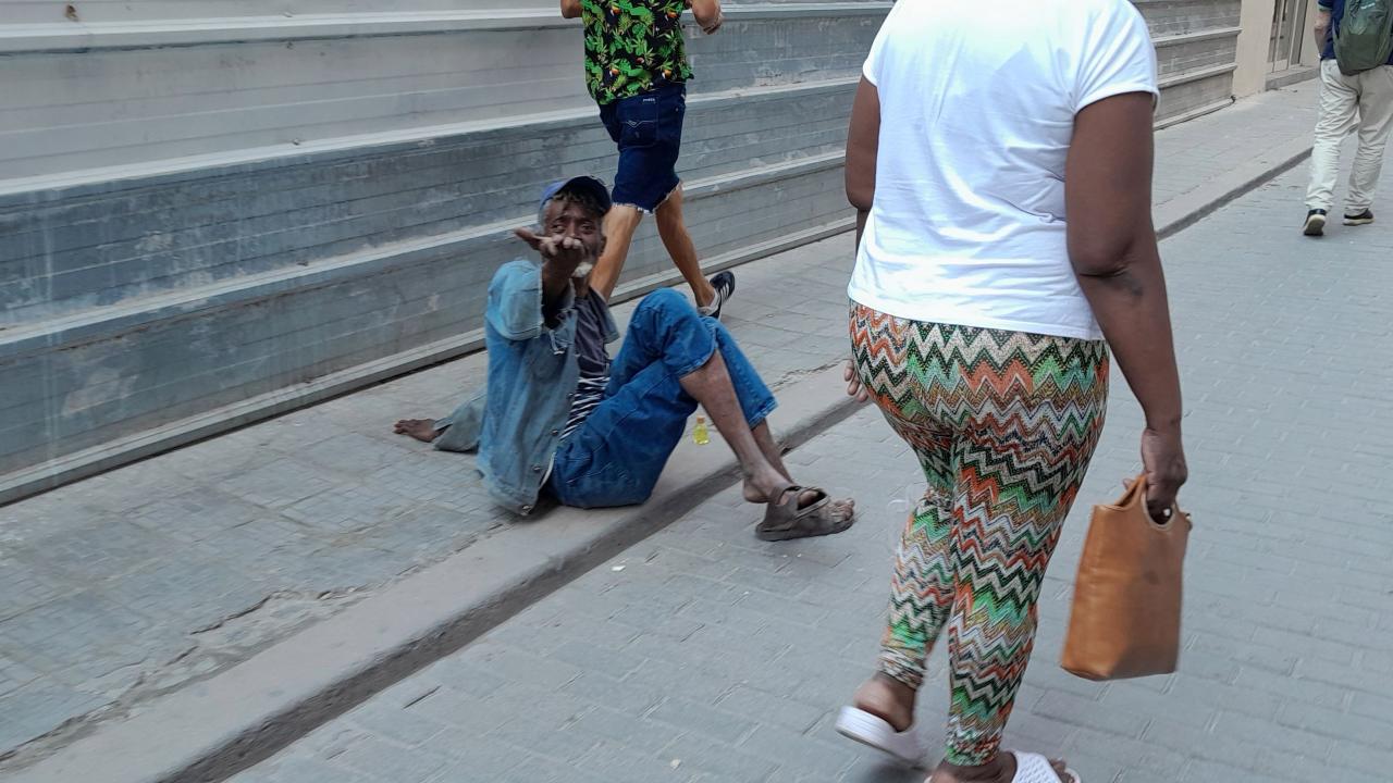 Un cubano mendiga en una calle de La Habana.
