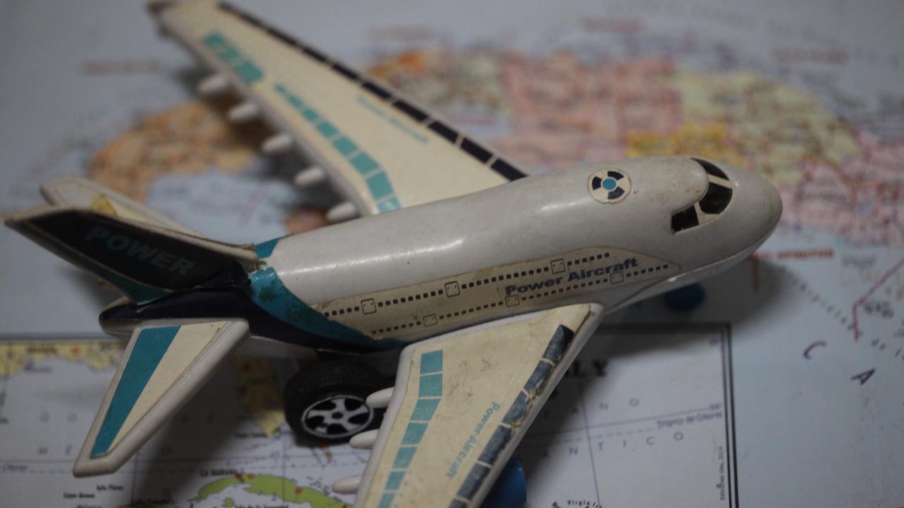 Avión de juguete sobre un mapa.