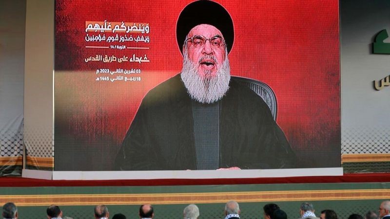 El discurso de Hassan Nasrallah en una pantalla gigante amplificado para sus partidarios.