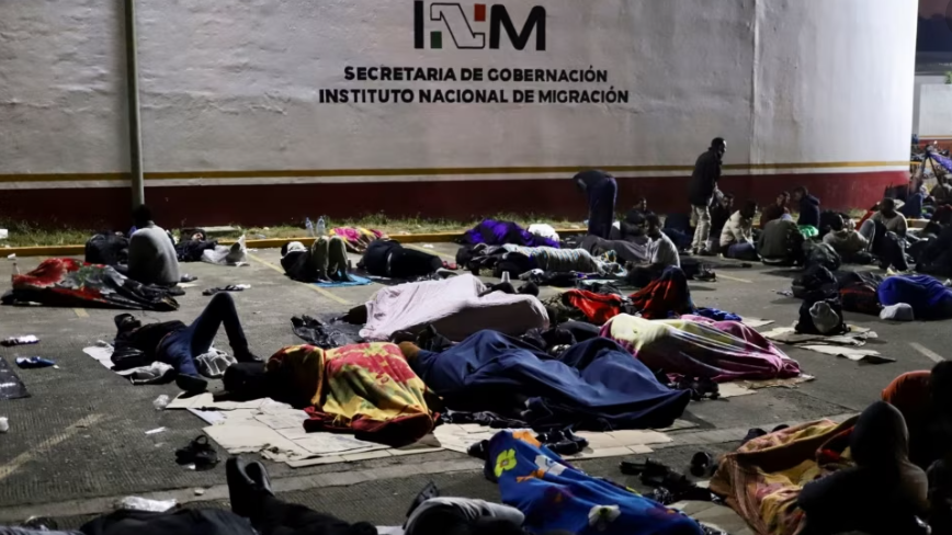 Migrantes cubanos en una estación migratoria en México.