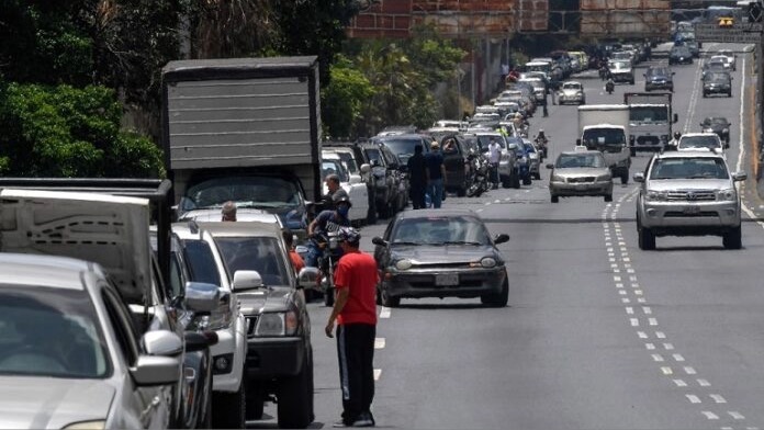 Colas para gasolina en Venezuela, abril de 2023.