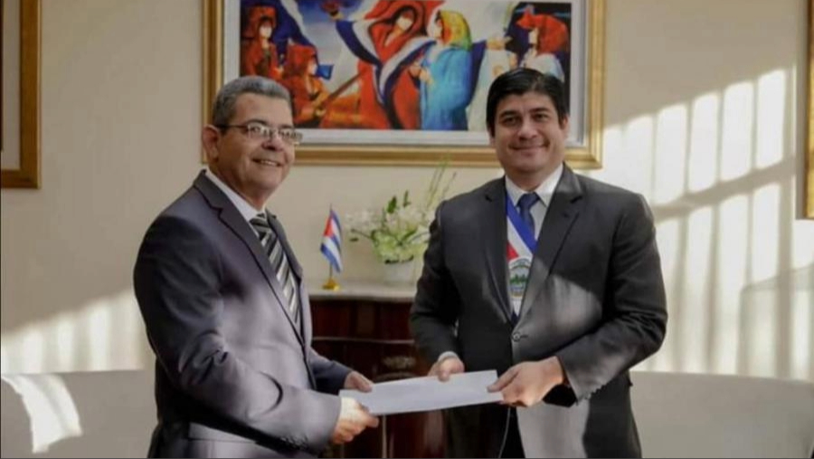 Jorge Rodríguez Hernández (izq.) presentando sus cartas credenciales en Costa Rica.