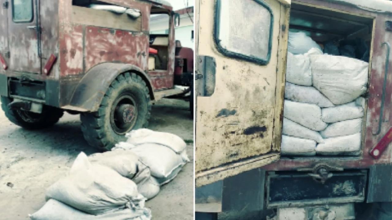 Fotografía del vehículo que transportaba los granos de café decomisado por la Policía.