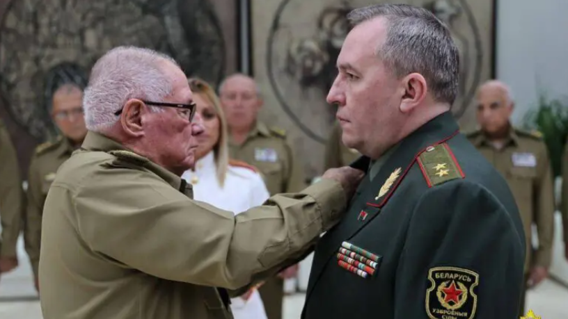 El ministro de Defensa de Bielorrusia, Viktor Jrenin, recibe la orden Playa Girón.