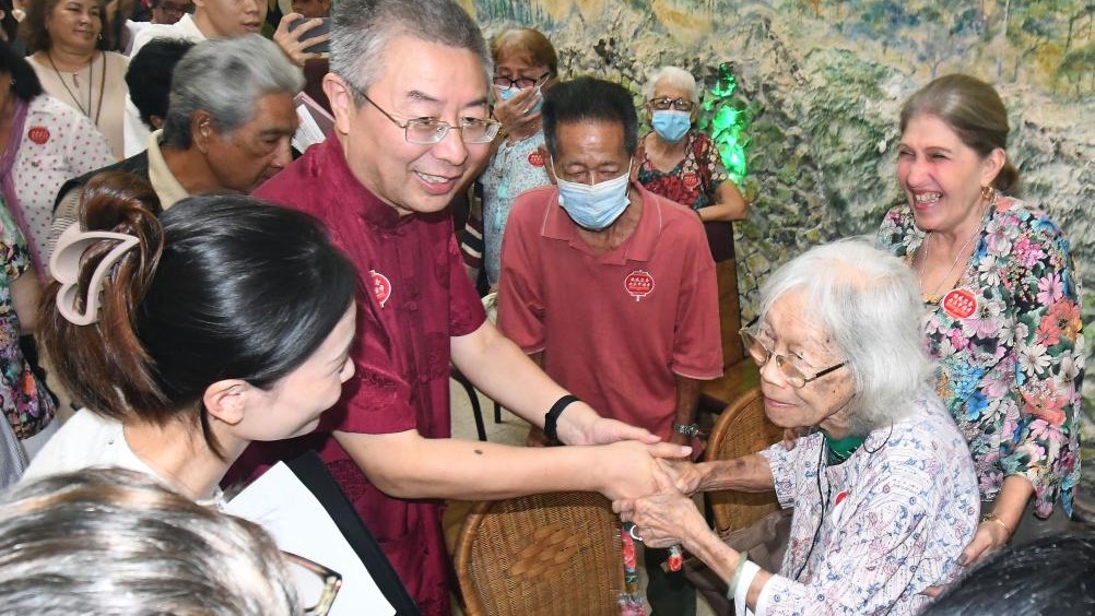 El embajador de China en Cuba, Ma Hui, durante la entrega del donativo.