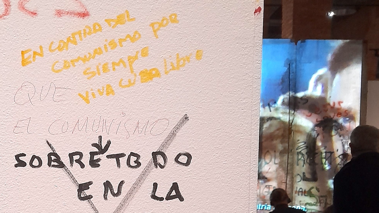 Mensaje en la exposición 'El Muro de Berlín. Un mundo dividido', en Madrid.
