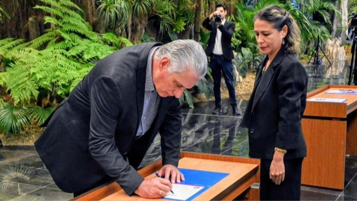 Miguel Díaz-Canel firma el Código de Ética del régimen para sus cuadros.