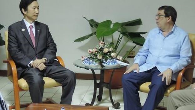 El excanciller surcoreano, Yun Byung-se, reunido con su homólogo Bruno Rodríguez, en 2016, durante su visita a Cuba.