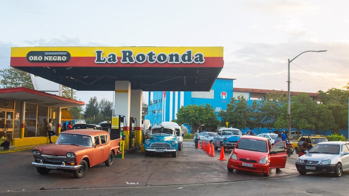 Carros en un gasolinera de La Habana.