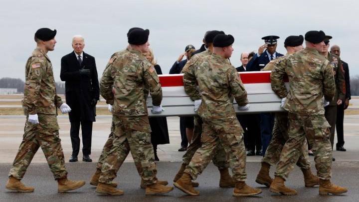 Joe Biden asiste al traslado de los cuerpos de los soldados muertos en el atentado de Jordania.