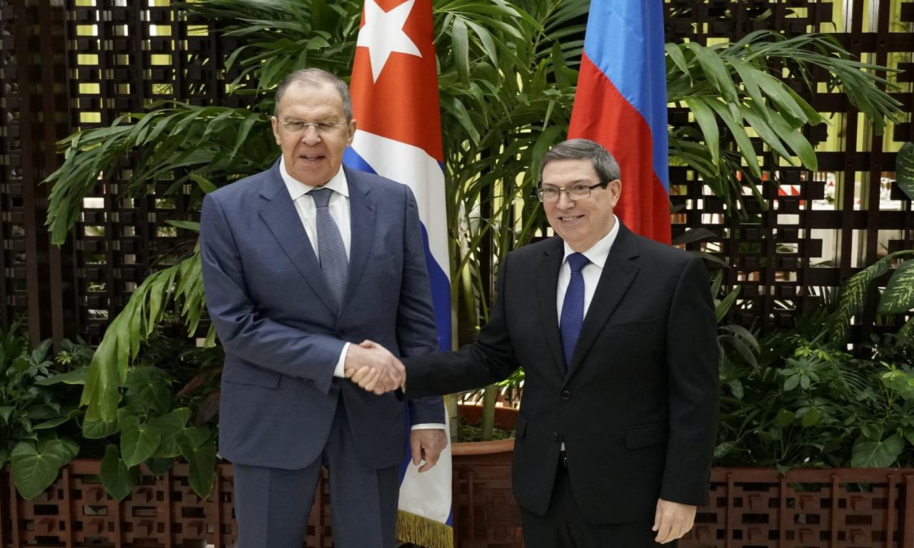 El canciller ruso, Serguéi Lavrov, junto a su homólogo cubano, Bruno Rodríguez Parrilla.