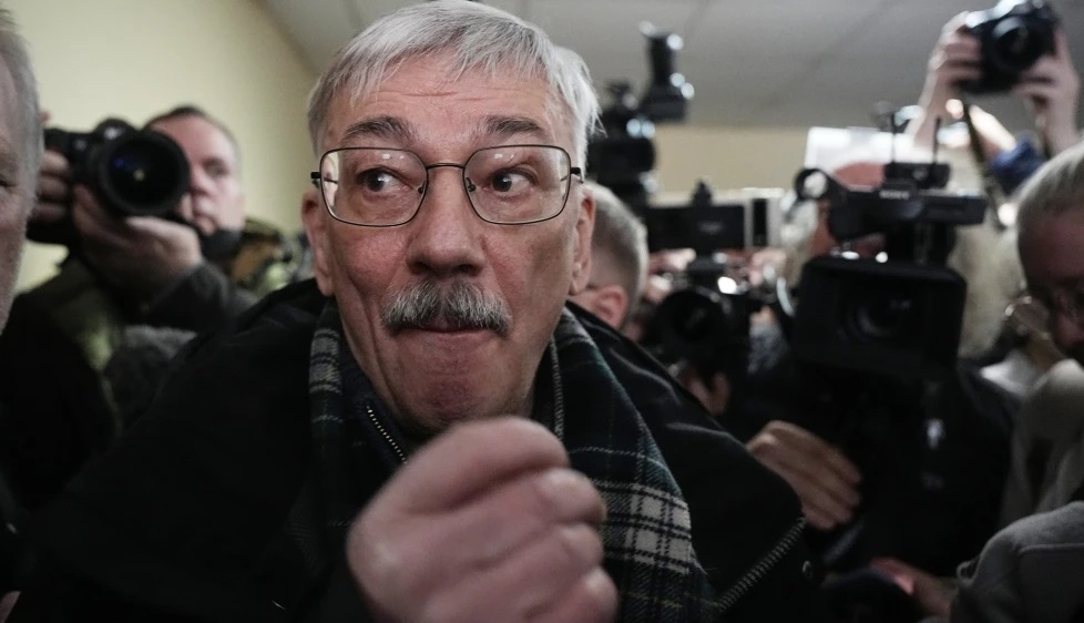 Oleg Orlov antes de entrar a una sesión judicial en Moscú.