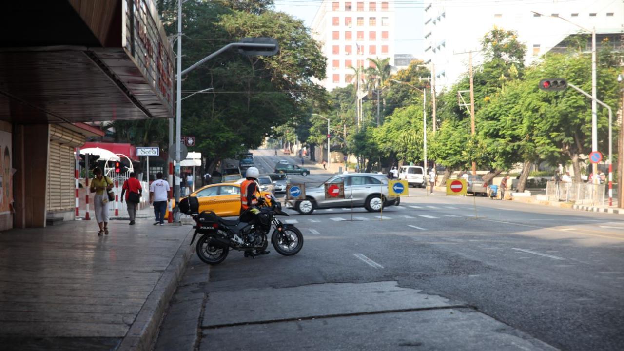Una moto de la Policía vigila en una calle de La Habana.