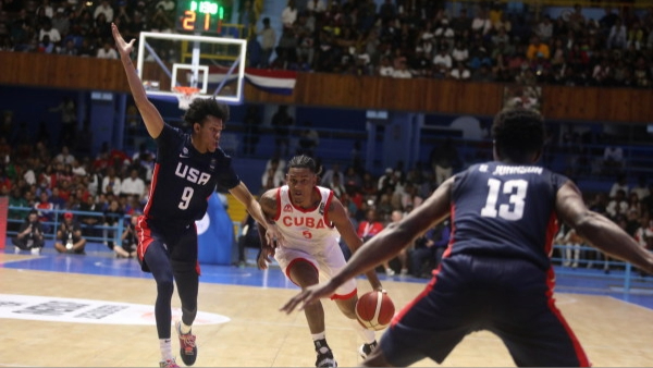 Momento del partido de baloncesto entre Cuba y EEUU.