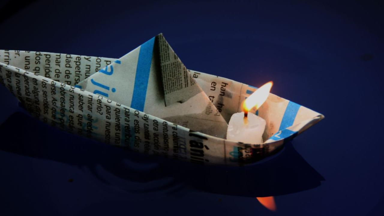 Una vela sobre un barco de papel.