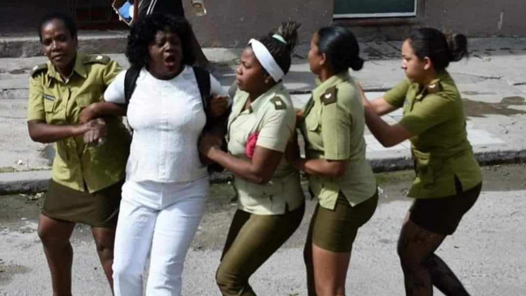 Militares cubanas arrestan a Berta Soler.