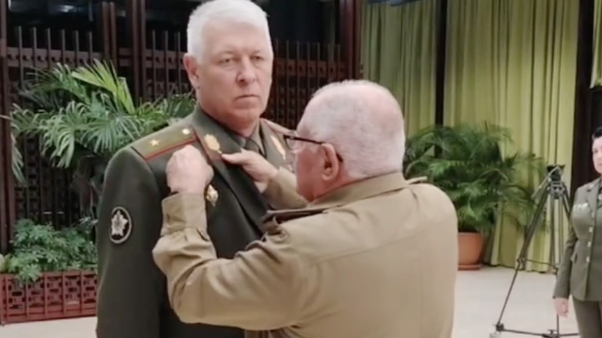 El ministro de las FAR cubano, Álvaro López Miera, impone a Viktor Gulevich la Orden Antonio Maceo.