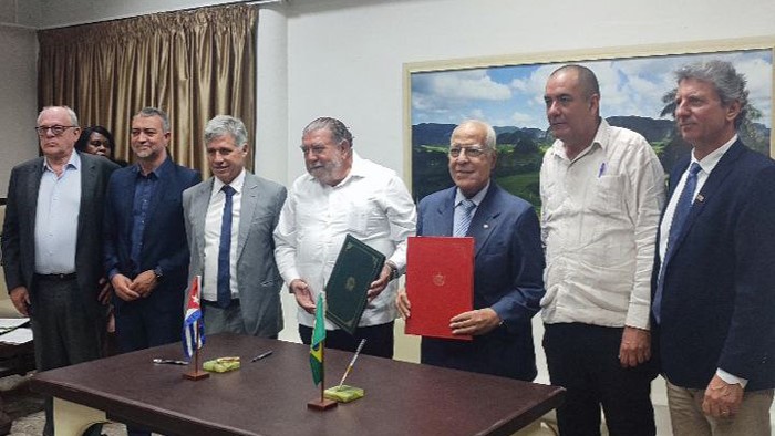 Firma de los acuerdos entre Brasil y el Gobierno de Cuba.