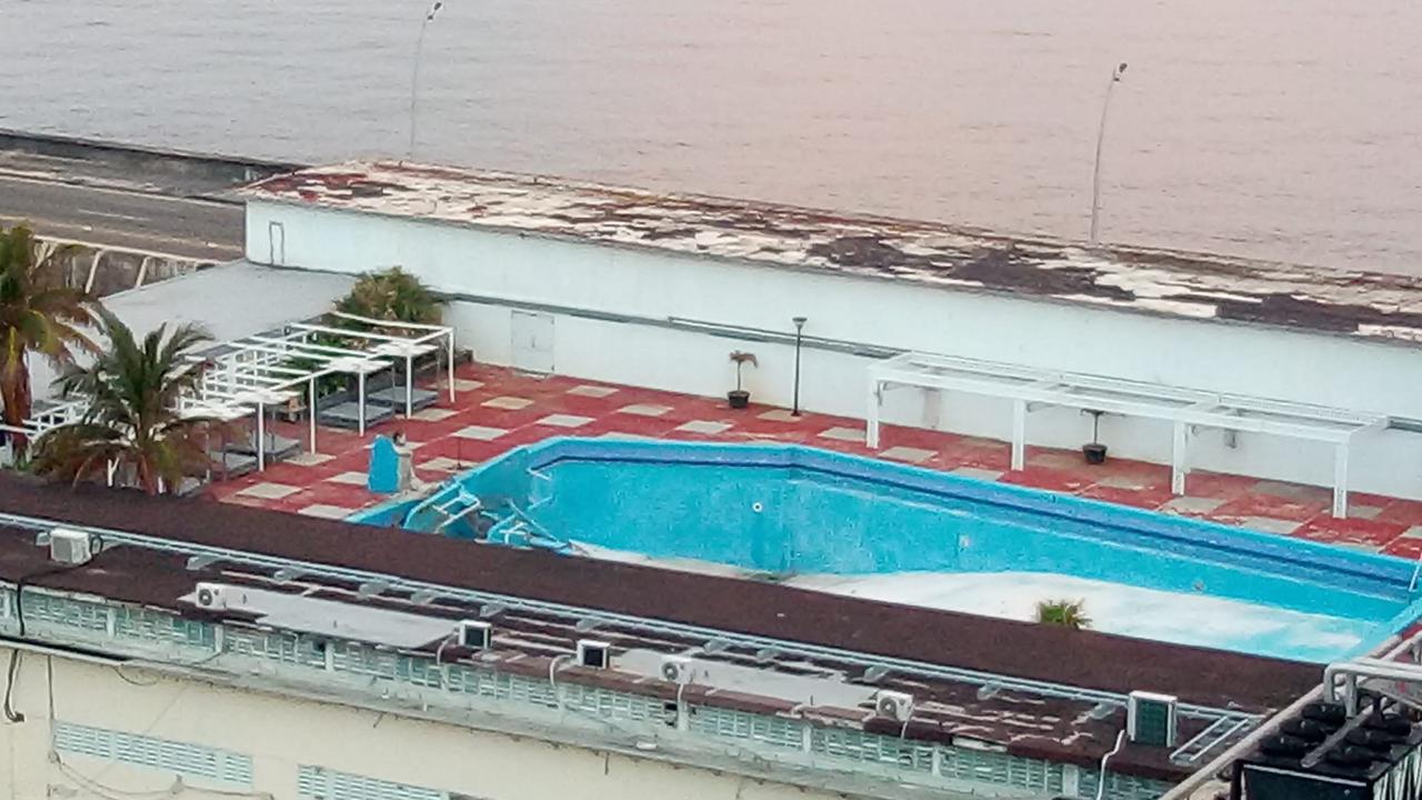 Plataforma de saltos derrumbada dentro de la piscina del Hotel Riviera.