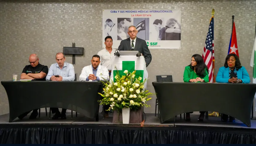 Julio César Alfonso, presidente de Solidaridad sin Fronteras, habla el miércoles en Miami.