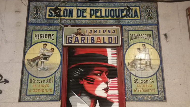 Entrada de la taberna Garibaldi en Madrid.