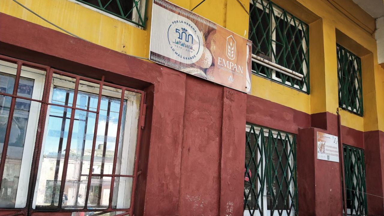 Un comercio que vende pan en La Habana, cerrado.