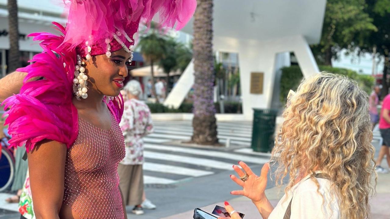 El activista Norges Rodríguez encarnando a la Miss Bienal de Otero Alcántara en Miami.