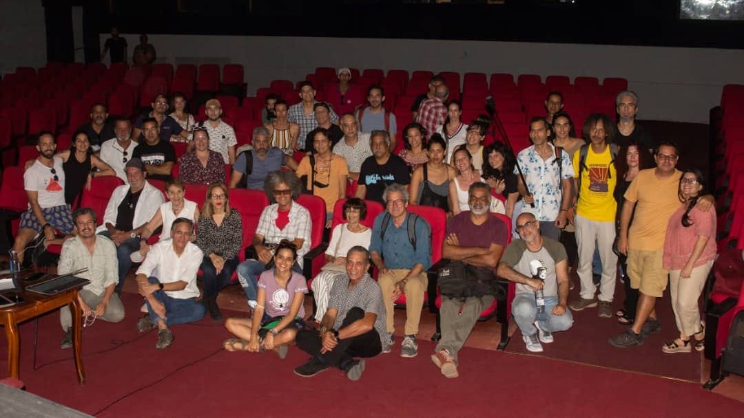 Foto fundacional de la Asamblea de Cineastas Cubanos.