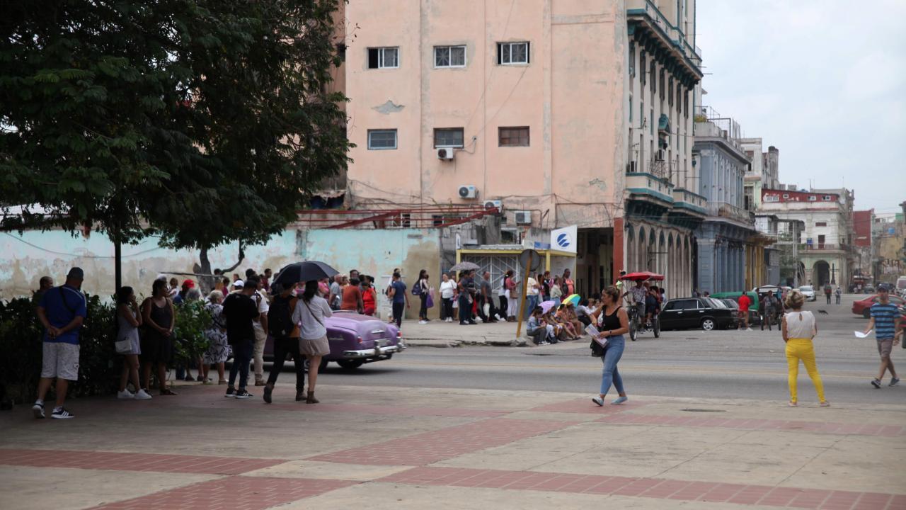Cubanos haciendo cola en el Consulado de España en La Habana.