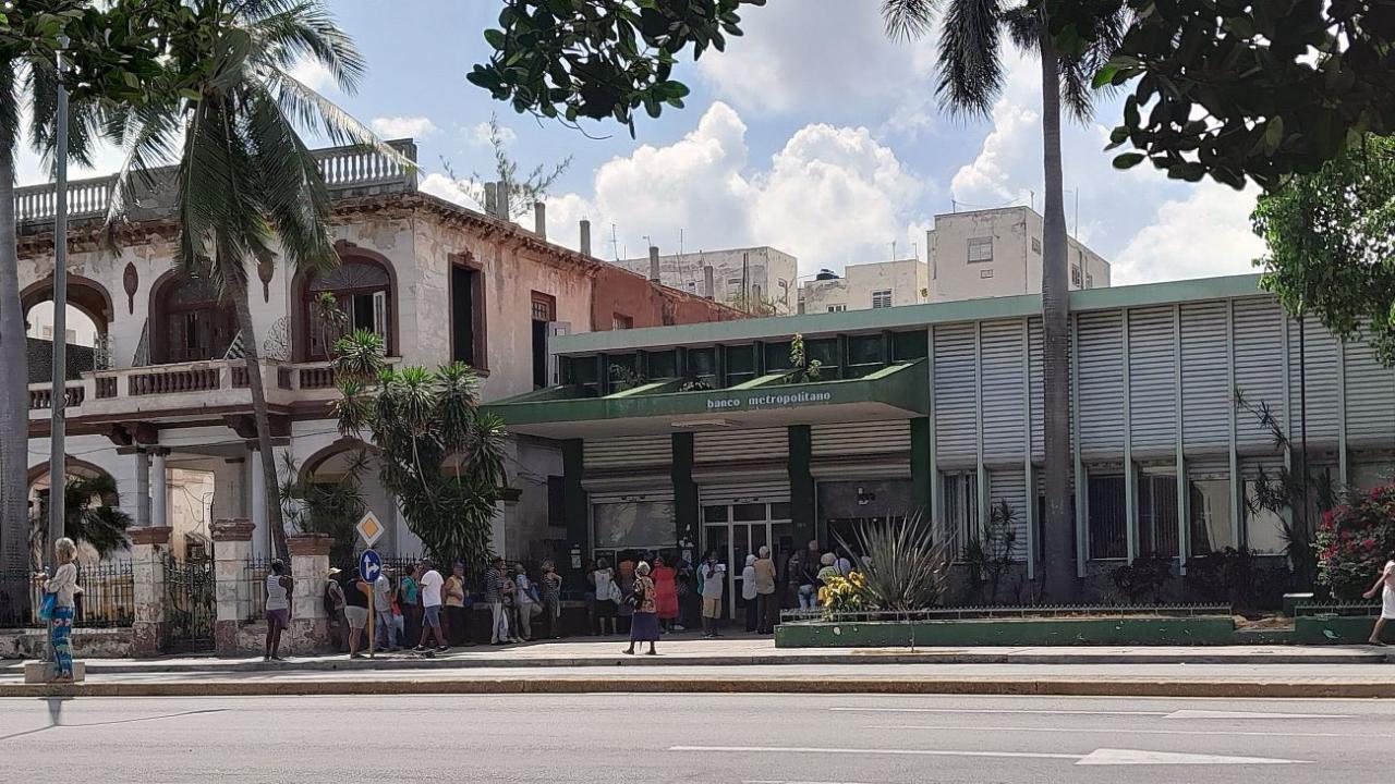 Cola en un banco en La Habana.