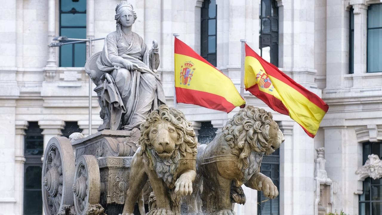 Banderas de España en el centro de Madrid.
