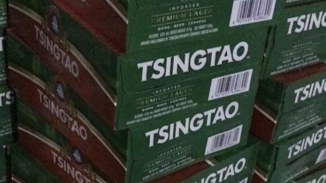 Cajas de la cerveza china Tsingtao en Cuba.
