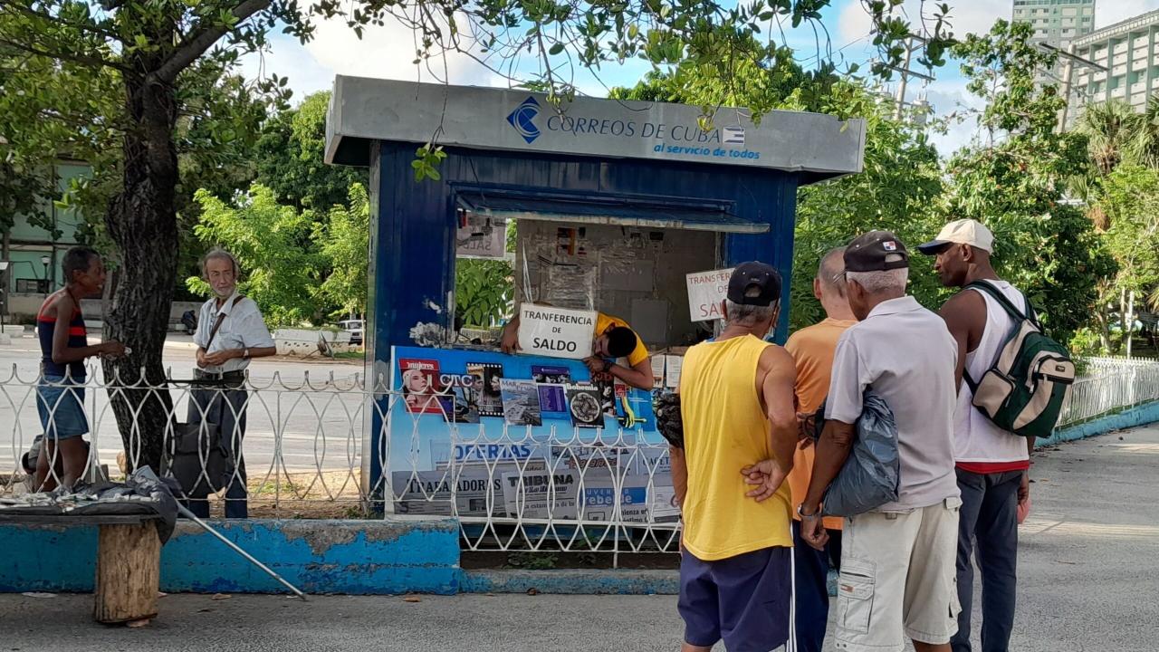 Varias personas en La Habana hacen cola para transferir dinero entre tarjetas.