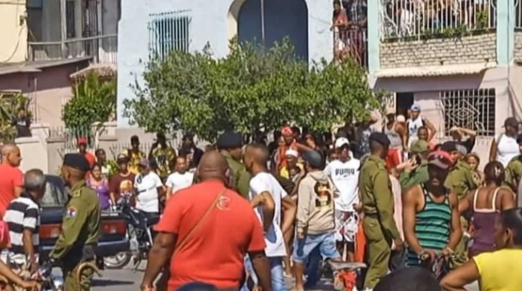 Fuerzas represivas en la protesta en Santiago de Cuba.