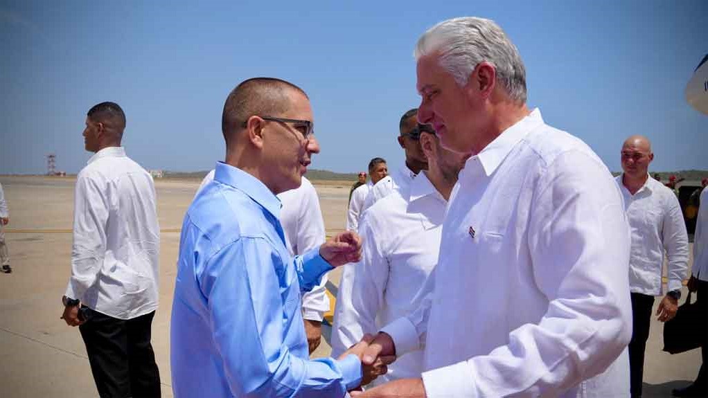 Miguel Díaz-Canel es recibido en Venezuela por Jorge Arreaza, secretario ejecutivo del ALBA-TCP.