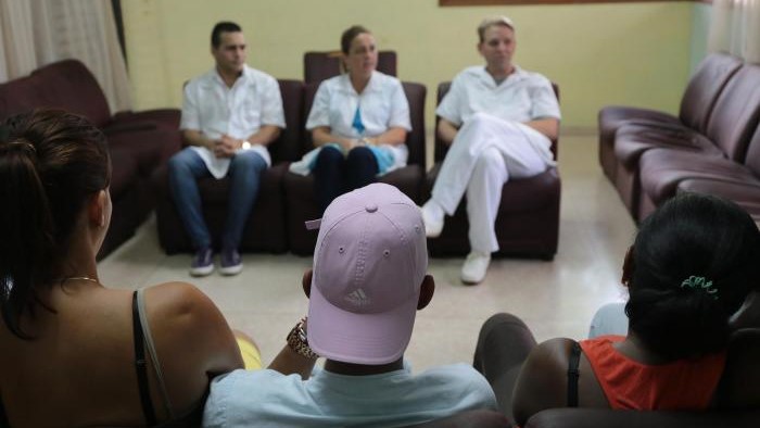 Una charla sobre drogas en un centro médico cubano.