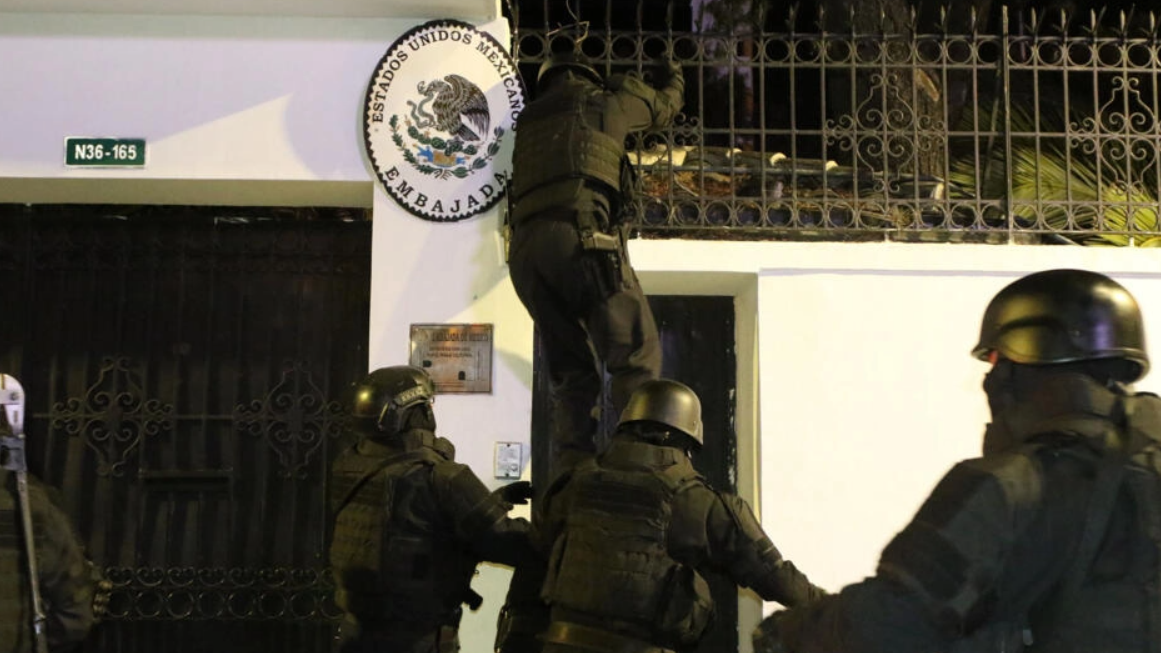 La Policía de Ecuador entra en la Embajada de México, el viernes en la noche.