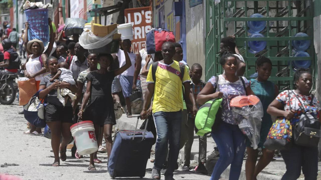 Haitianos huyendo de la violencia de las pandillas.