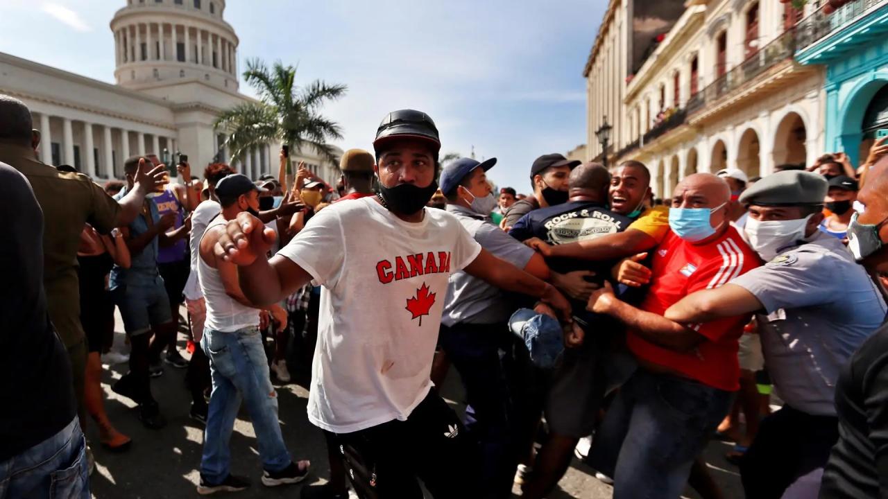 Represión policial durante las manifestaciones del 11 de julio del 2021