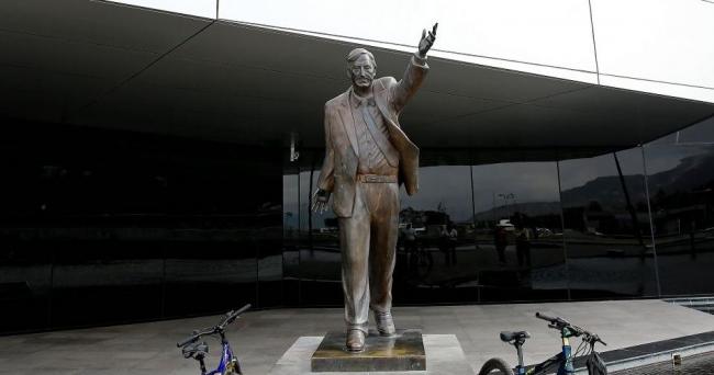 La estatua de Néstor Kirchner ante el edificio de UNASUR en Quito.