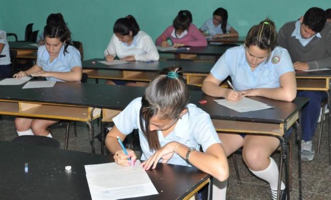Estudiantes de enseñanza media en Cuba durante un examen.