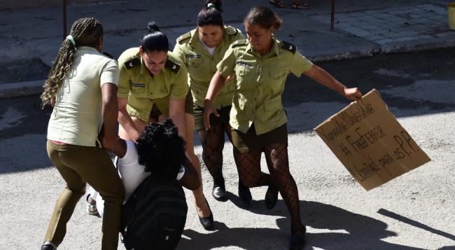 Represión contra la líder de las Damas de Blanco, Berta Soler.