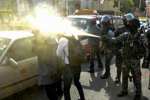 Policías usan gas pimienta contra un manifestante en La Paz el lunes.