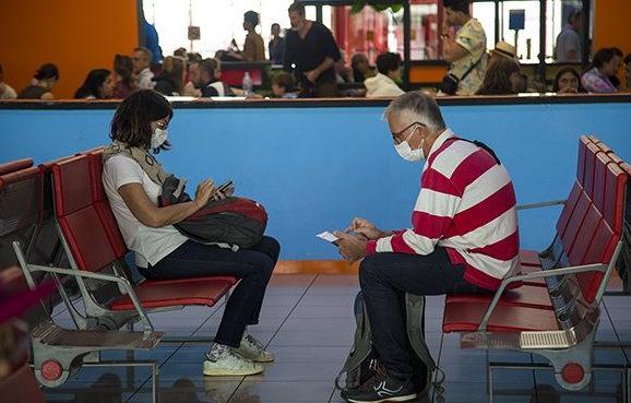 Pasajeros en el aeropuerto de La Habana.