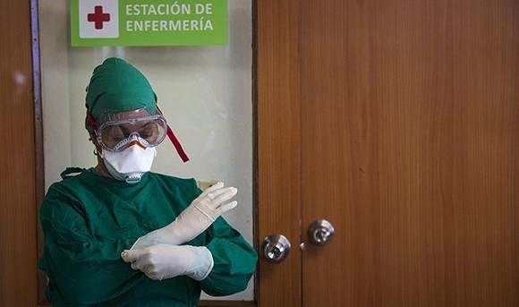 Personal médico en un hospital cubano.
